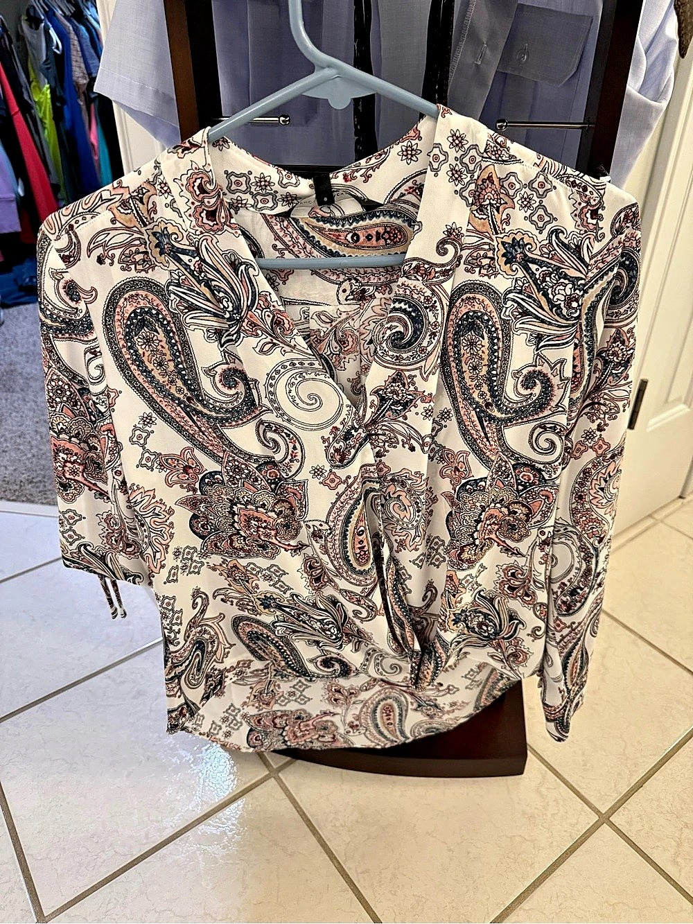 White House Black Market Paisley Blouse in Cream & Blue Size Medium
